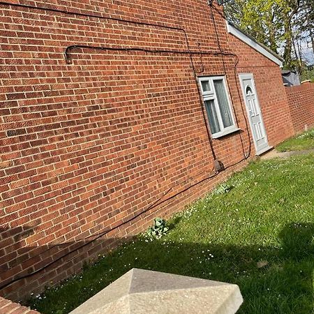 Travel Legend Stays 1 Bedroom Place With Hot Tub Farnham Royal Extérieur photo