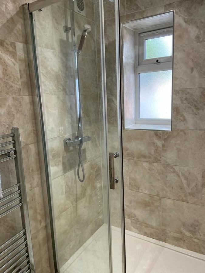 Travel Legend Stays 1 Bedroom Place With Hot Tub Farnham Royal Extérieur photo