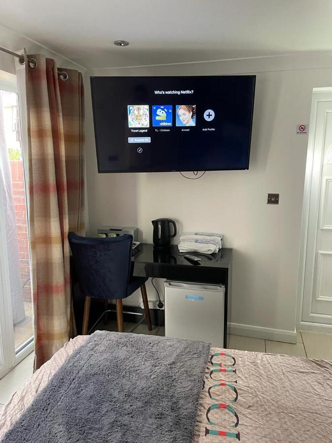 Travel Legend Stays 1 Bedroom Place With Hot Tub Farnham Royal Extérieur photo