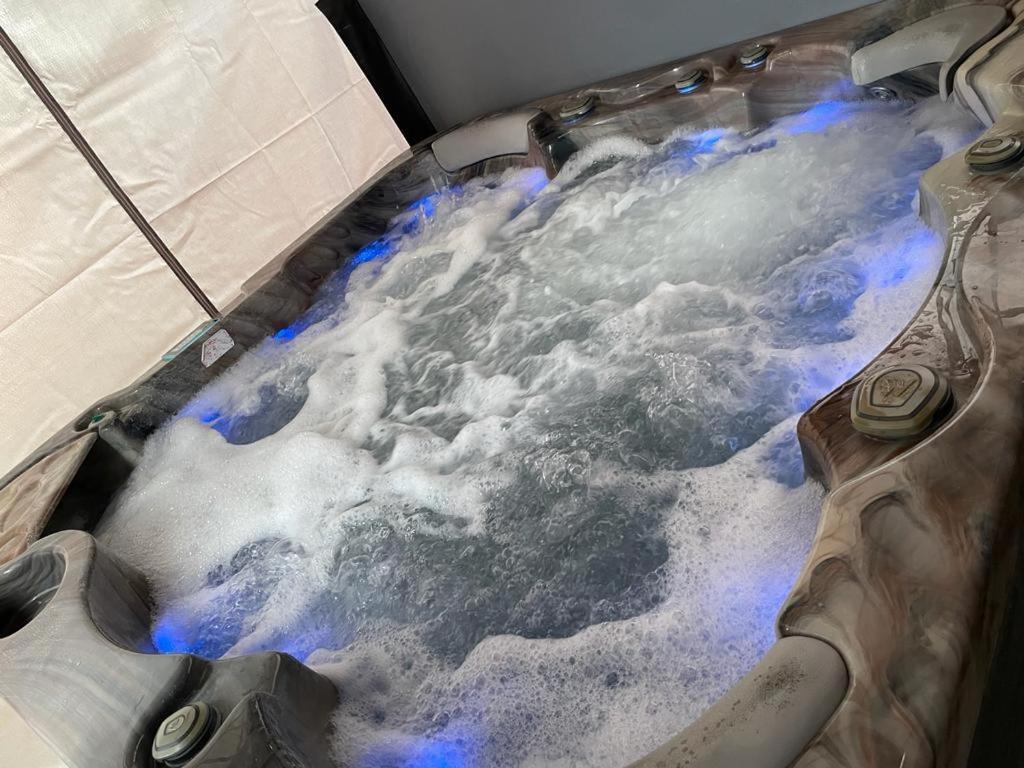 Travel Legend Stays 1 Bedroom Place With Hot Tub Farnham Royal Extérieur photo
